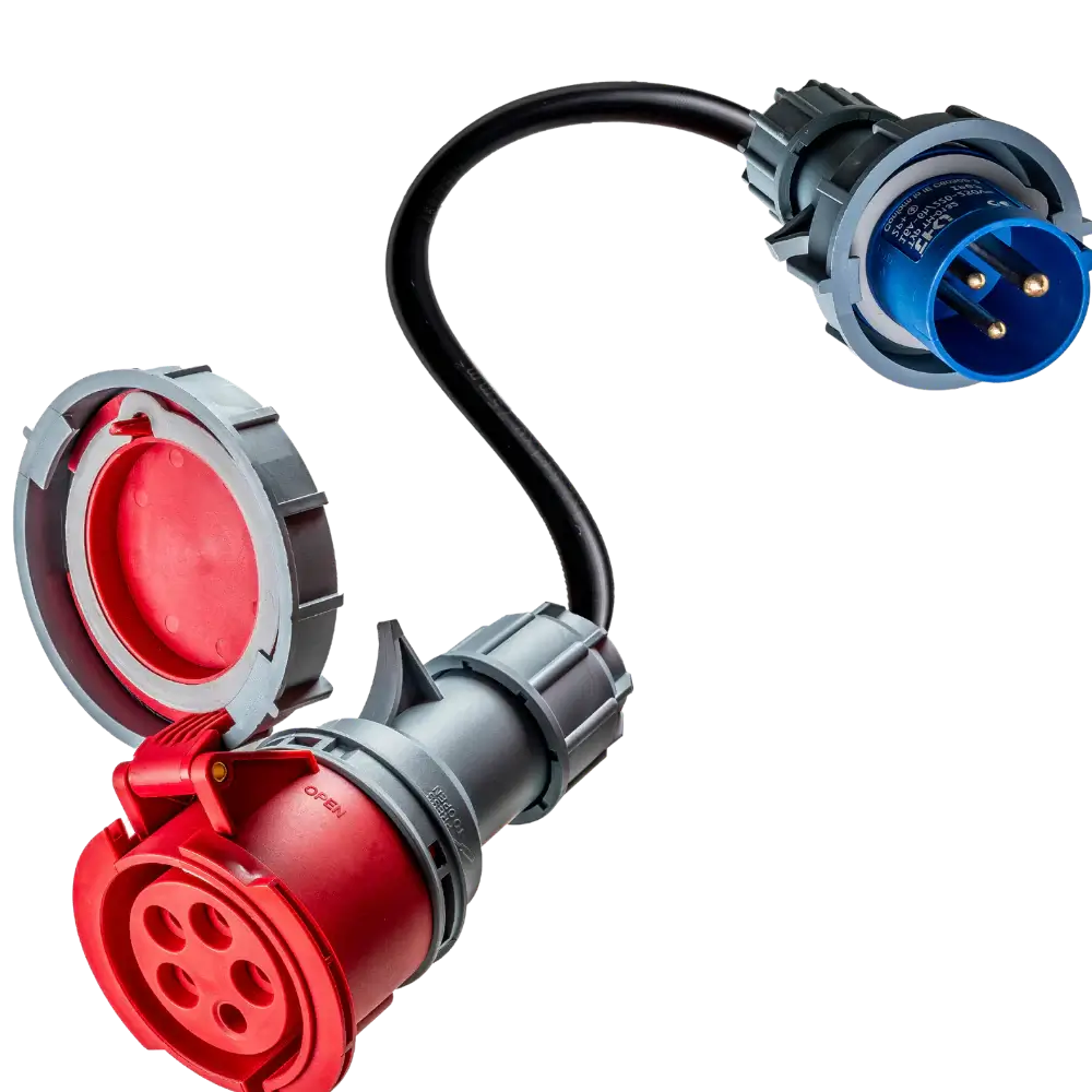 De 🇳🇱 16A 5-polig naar 32A 3-polig CEE-adapter heeft een rood stopcontact en een blauwe stekker die verbonden zijn door een korte zwarte kabel, voor een gemakkelijke krachtstroomaansluiting.