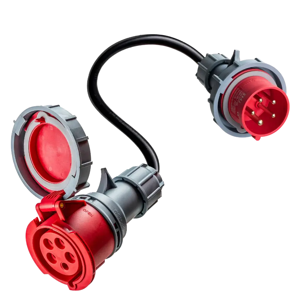 De 🇳🇱 16A 5-polig naar 32A 5-polig CEE-adapter is een zware, flexibele zwarte kabel die rode en grijze stopcontacten verbindt met bijpassende stekkers, allemaal met beschermkapjes.