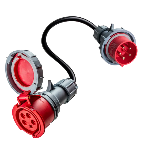 De 🇳🇱 16A 5-polig naar 32A 5-polig CEE-adapter is een zware, flexibele zwarte kabel die rode en grijze stopcontacten verbindt met bijpassende stekkers, allemaal met beschermkapjes.