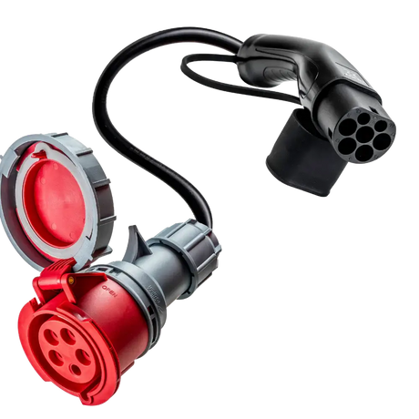 Een zwarte kabel verbindt een 16A rood CEE naar Type 2 Adapter, die een zwarte EV-oplaadstekker verbindt met een rood industrieel stopcontact met deksel, alles geïsoleerd op een witte achtergrond.
