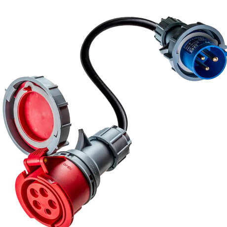 🇳🇱 32A 5-polige CEE naar 16A 3-polige CEE adapter verloopkabel met blauwe driepolige stekker en grote rode industriële 32A naar 16A contrastekker met beschermkap.