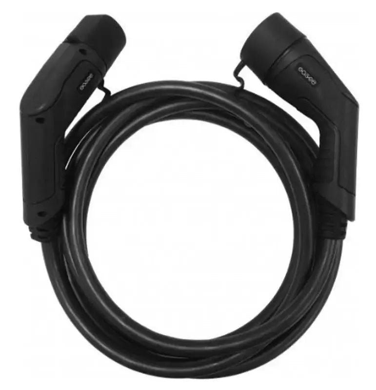 De Easee laadkabel van 7,5 meter is een opgerolde zwarte Type 2 Mennekes naar Type 2, 3-fase 32A laadkabel voor elektrische voertuigen, met twee connectoren aan elk uiteinde in tegenovergestelde richting.