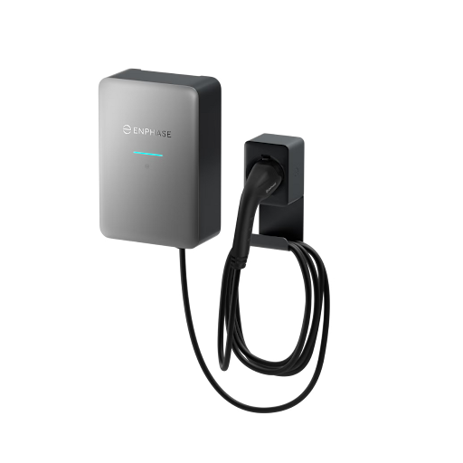 Een aan de muur gemonteerde Enphase IQ EV Charger 2 - slimme laadpaal met AI-energiebeheer (22 kW), met de kabel netjes in de houder, staat tegen een effen lichte achtergrond en is voorzien van slim, AI-gestuurd opladen.