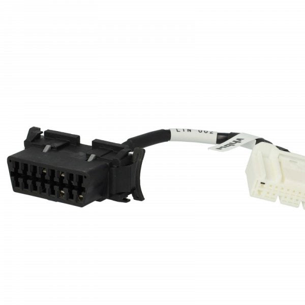 De Adapter OBD2 op 20Pin voor Tesla Model S/X (Vanaf 09/2015) - CAN-bus Interface is een zwarte adapter met een korte kabel en twee witte connectoren, ontworpen voor Model S/X, afgebeeld tegen een witte achtergrond.