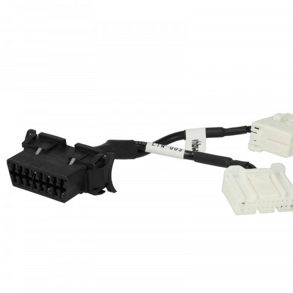 Een zwarte connector met meerdere pinnen is gekoppeld aan twee witte connectors via korte zwarte kabels op een witte achtergrond - perfect als de Adapter Set OBD2 Tesla Model S / X (12Pin & 20Pin) voor diagnose van alle modeljaren.