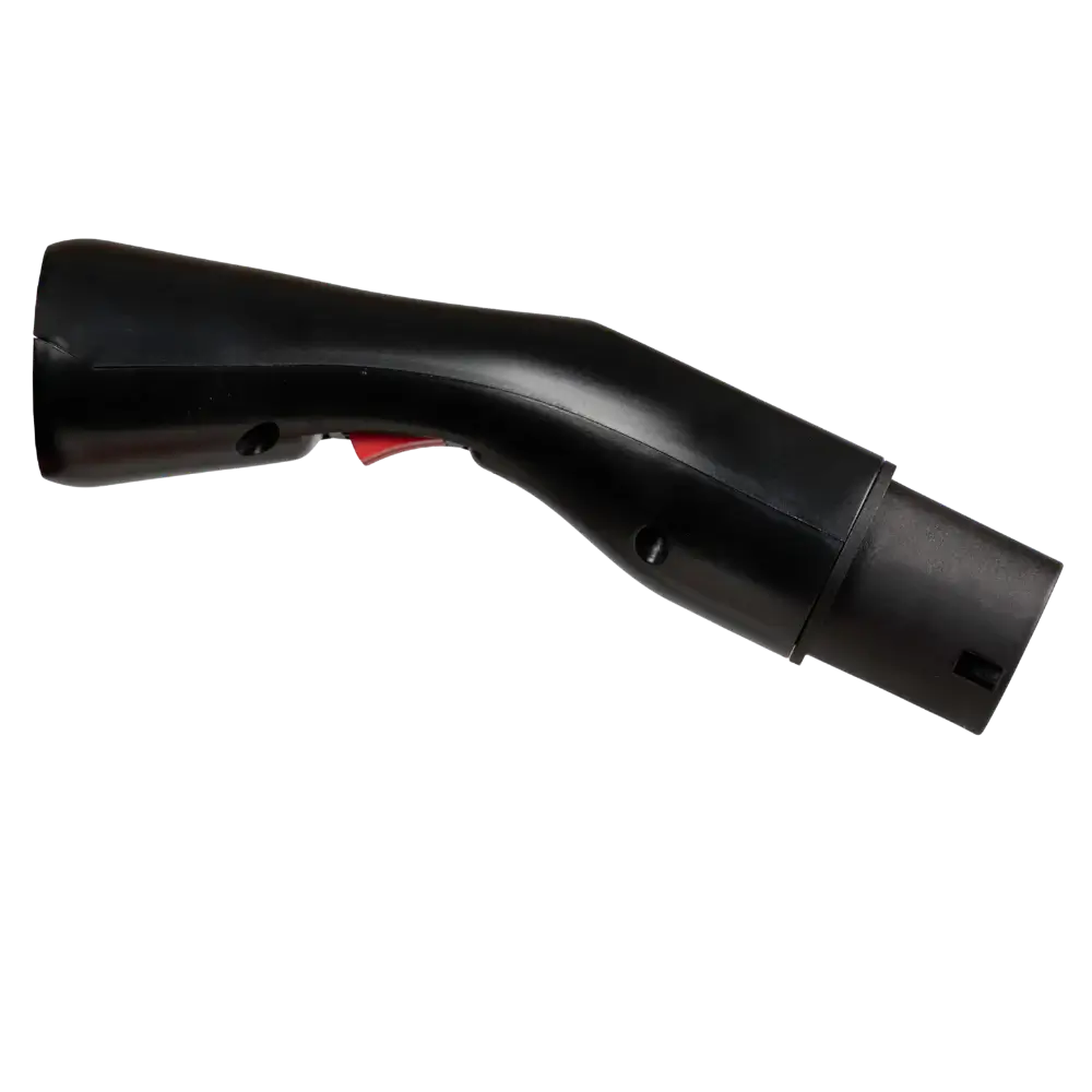 Een zwart plastic Adapter Type 2 (laadstation) naar Type F 230V schuko-stopcontact, met een gebogen ergonomisch ontwerp en een rode trekker aan de onderkant, vergelijkbaar met de greep van een Type 2 laadconnector.
