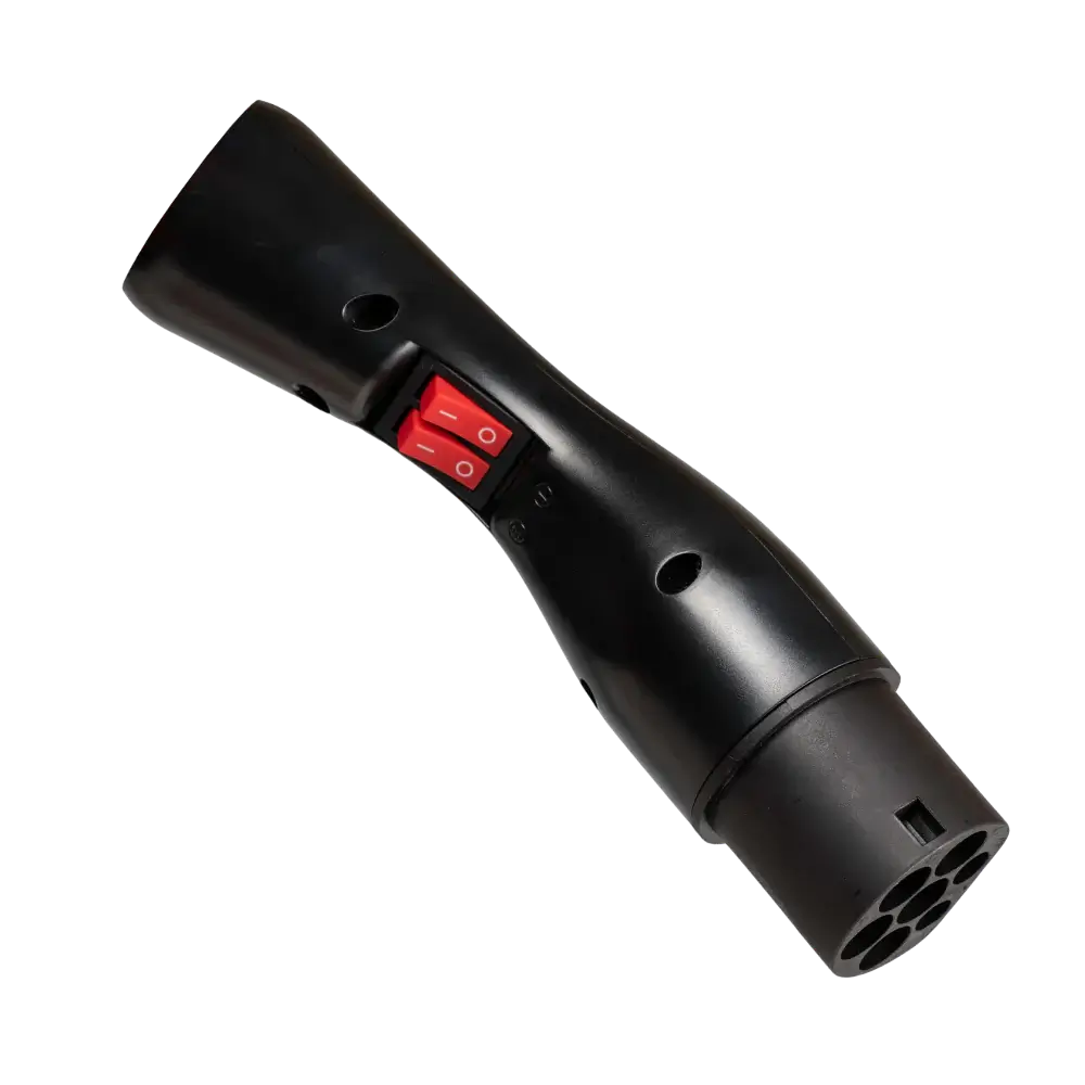 De Adapter Type 2 (laadpaal) naar Type F 230V schuko-stopcontact is een zwarte, cilindrische elektrische connector met een rode vergrendeling, voorzien van meerdere ronde pinaansluitingen; hij wordt vaak gebruikt met een Type 2 laadpaal voor mobiele stroomvoorziening.