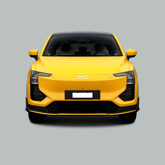 Vooraanzicht van een gele sportieve elektrische auto met strakke, hoekige koplampen en een modern design, tegen een effen grijze achtergrond. De voorruit en spiegels zijn ook zichtbaar.