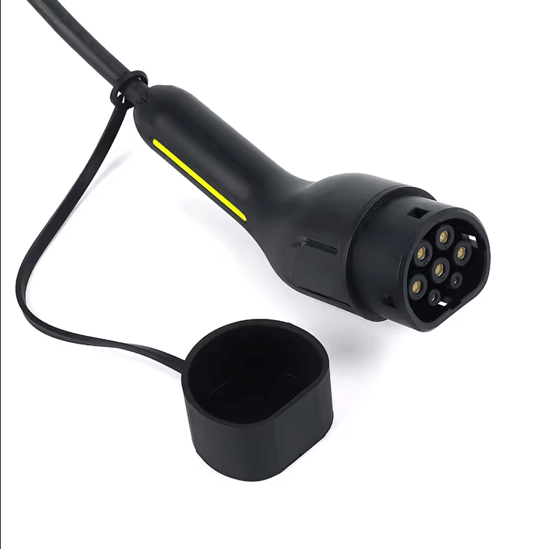 De Laadkabel voor laadpaal type 1 7,2kW 32A voor elektrische auto is zwart, heeft een ronde SAE J1772 connector met losse beschermkap en wordt getoond tegen een witte achtergrond.