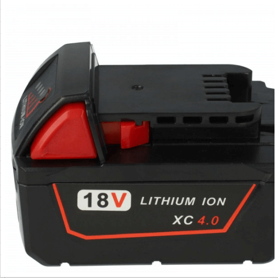 Close-up van een Compatibele 18V gereedschapsaccu voor Milwaukee M18-serie 18v, met een rode ontgrendelknop en het label 18V Lithium Ion XC 4.0 in witte en rode tekst op een zwarte behuizing.