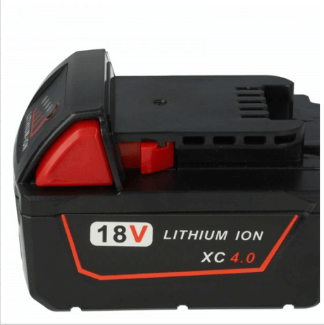 Close-up van een Compatibele 18V gereedschapsaccu voor Milwaukee M18-serie 18v, met een rode ontgrendelknop en het label 18V Lithium Ion XC 4.0 in witte en rode tekst op een zwarte behuizing.