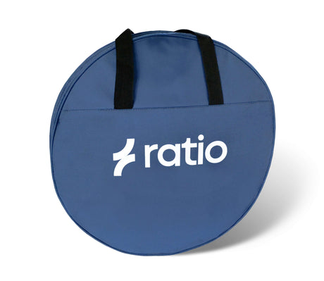 De EV Opbergtas Ratio is een ronde, blauwe opbergtas met zwarte handgrepen en een wit Ratio Electric logo op de voorkant - ideaal om je laadkabel netjes in op te bergen.
