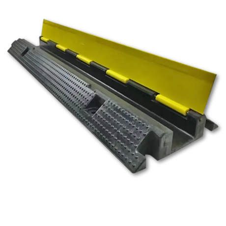De Robuuste een-kanaals kabeldrempel voor buiten beschermt kabels, voorkomt struikelgevaar en biedt effectieve voertuiggeleiding dankzij een stevige gele metalen top, zwart-gele rollers en een schokabsorberende donkergrijze basis.