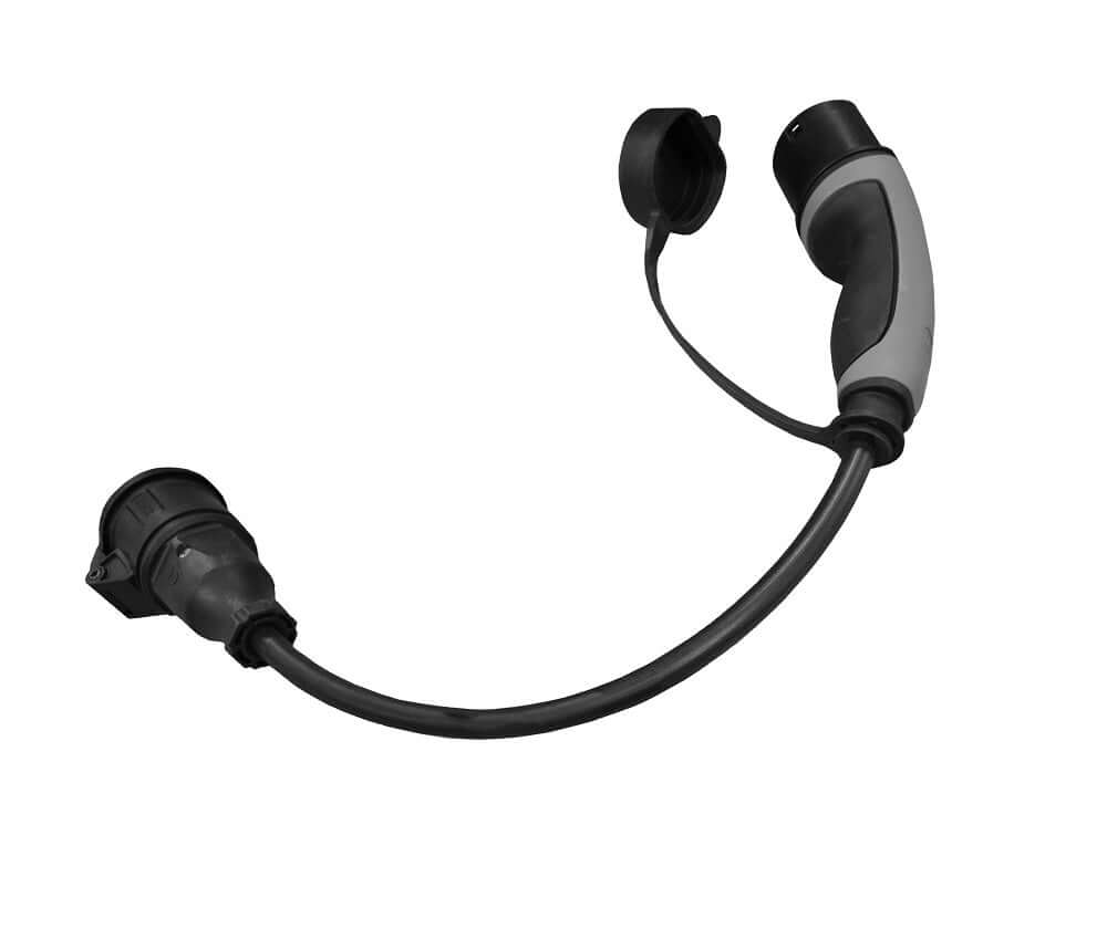 Een zwarte Laadkabel Adapter T2 Male - Schuko contactstop 1x16A laadkabel met een flexibel snoer, beschermende eindkappen en ergonomisch handvat - perfect voor gebruik met een Type 2 laadpaaladapter of laadkabeladapter T2 Schuko.