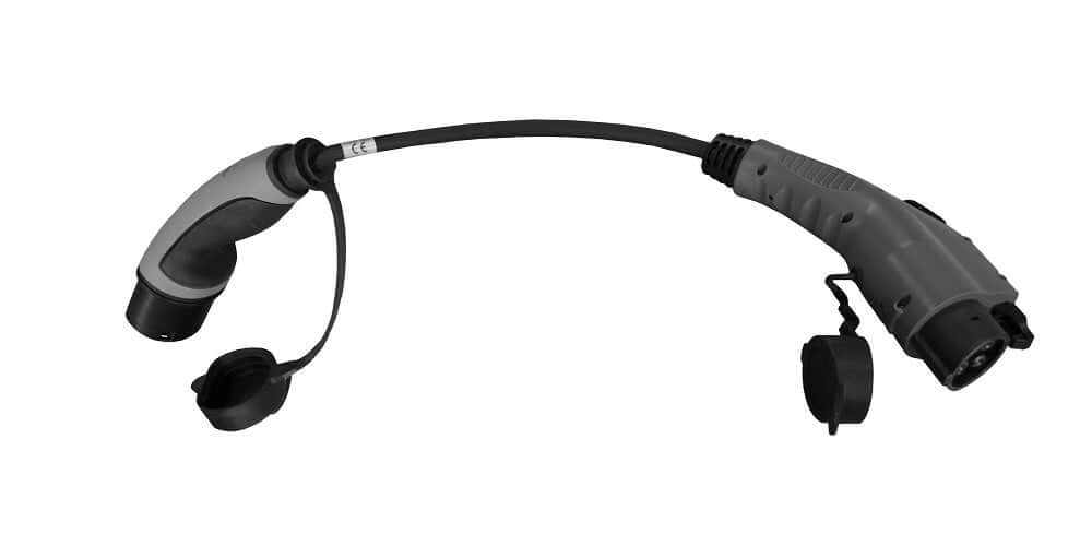 Een zwart met grijze Laadkabeladapter T2 Male - T1 1x16A-32A met beschermkapjes op beide connectoren ligt op een witte achtergrond.