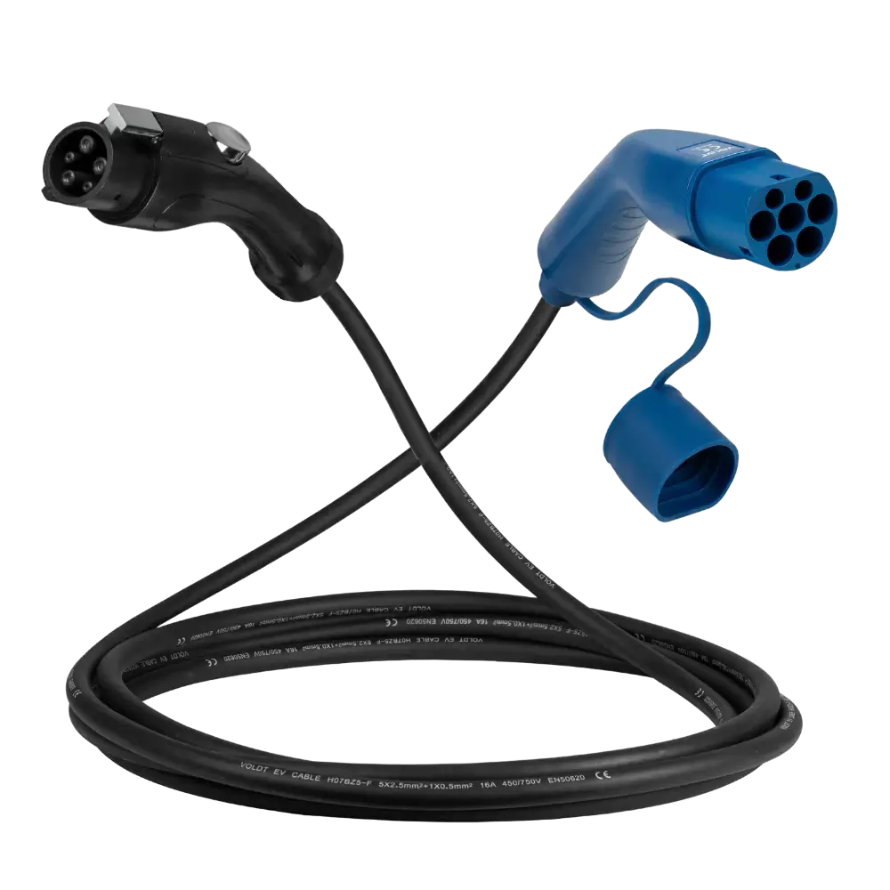 De 🇳🇱 Laadkabel Type 1 naar Type 2 | 1-fase 32A | 7.4kW is een zwarte elektrische auto laadkabel met zwarte en blauwe connectoren, met zichtbare ronde pinnen aan de ene kant en een blauwe beschermkap aan de andere kant.