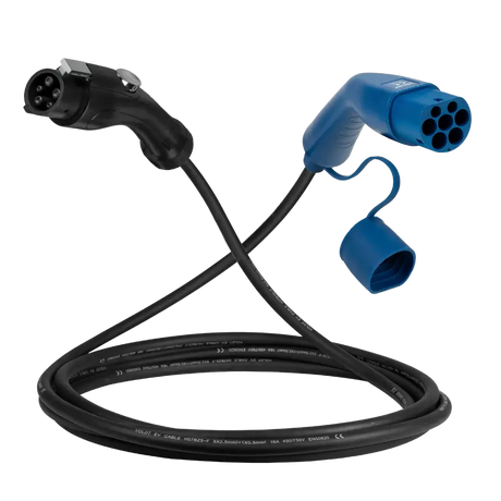 De 🇳🇱 Laadkabel Type 1 naar Type 2 | 1-fase 32A | 7.4kW is een zwarte elektrische auto laadkabel met zwarte en blauwe connectoren, met zichtbare ronde pinnen aan de ene kant en een blauwe beschermkap aan de andere kant.