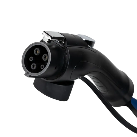Een close-up van de 🇳🇱 Laadkabel Type 1 naar Type 2 | 1-fase 32A | 7.4kW connector voor elektrische auto's, met vijf ronde poorten aan het uiteinde en een ergonomisch handvat.