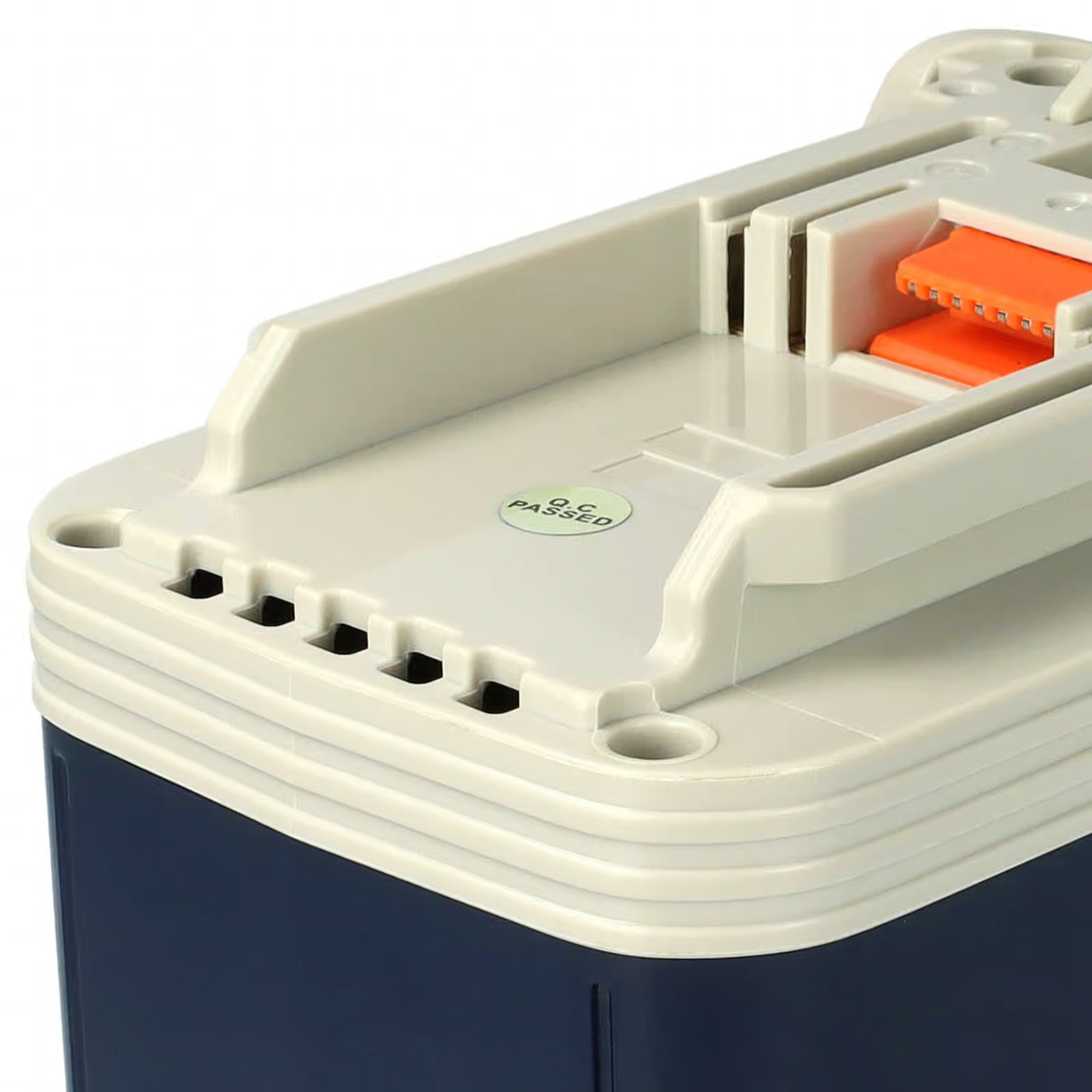 Close-up van een Makita 24V Ni-MH accu, compatibel met 1822, 1834, 1835F, 192829-9, PA24, 193061-8 en 193140-2 modellen. Heeft een lichtgrijze bovenkant, aansluitklemmen en een oranje vergrendelingsmechanisme.
