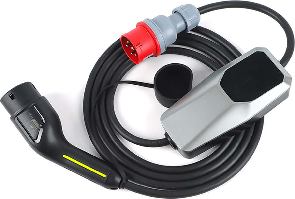 De Mobiele thuislader EV-lader Type 2 3x16A 11kW heeft een timer, digitaal display, CEE-stekker (16A 3-fase), zilverkleurige schakelkast, zwarte handgreep en Type 2-stekker voor het eenvoudig en gemakkelijk thuis opladen van elektrische voertuigen.