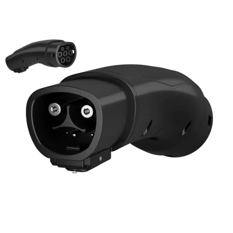 Een zwarte NACS naar Type 2 adapter voor elektrische auto opladen, te zien aan de voor- en zijkant met ronde en rechthoekige pluggaten. Compatibel met 11kW AC laden en Tesla adapter Europa.