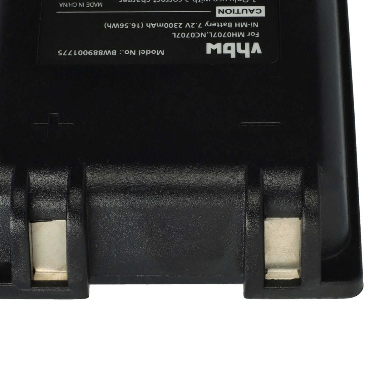 Close-up van de onderkant van een zwarte Accu vervanging voor Autec MH0707L / NC0707L, geschikt voor UTX97 zender, met twee metalen contacten en een deel van een waarschuwingslabel met NiMH info en modelnummers als MH0707L, NC0707L.