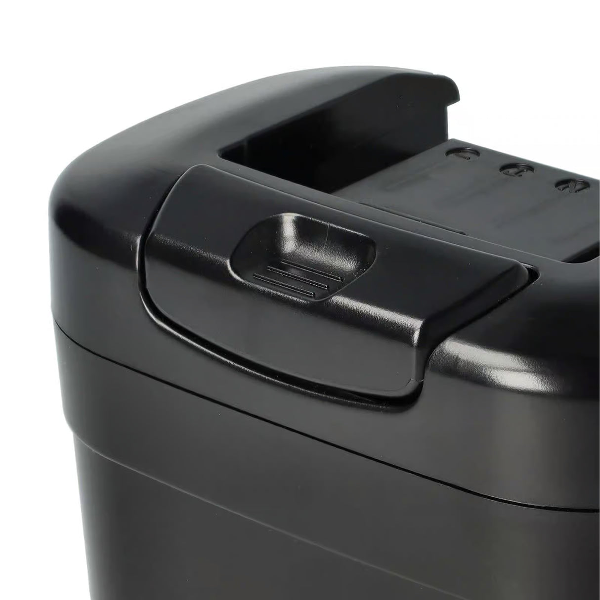 Close-up van een zwart plastic papiervernietiger, met de bovenrand met een gebogen deksel, rechthoekige aan/uit-knop en een deel van de papiersleuf. Doet qua stijl denken aan de Senco 14,4V Ni-MH accu voor DS202, DS205, DS212.