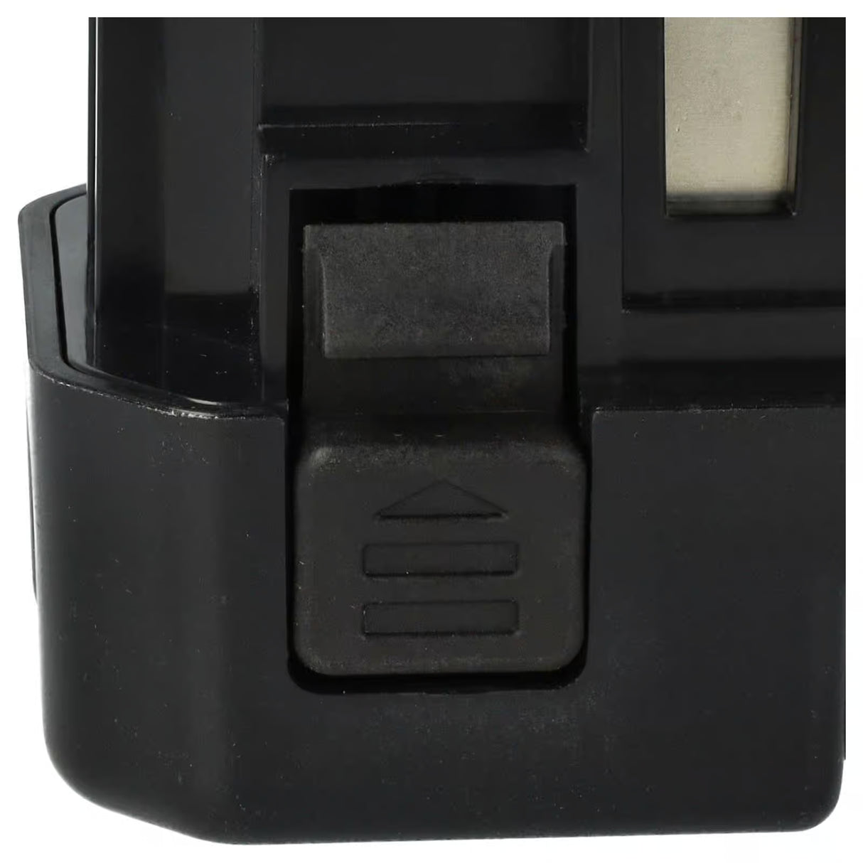 Close-up van een zwarte Senco 6V Ni-MH accu (vervangt PC1308, VB0155; voor GT65DA, GT65RHA, GT90FRH, GT90CH) met een rechthoekige ontgrendelknop met een pijl en lijnen naar boven tegen een witte achtergrond.