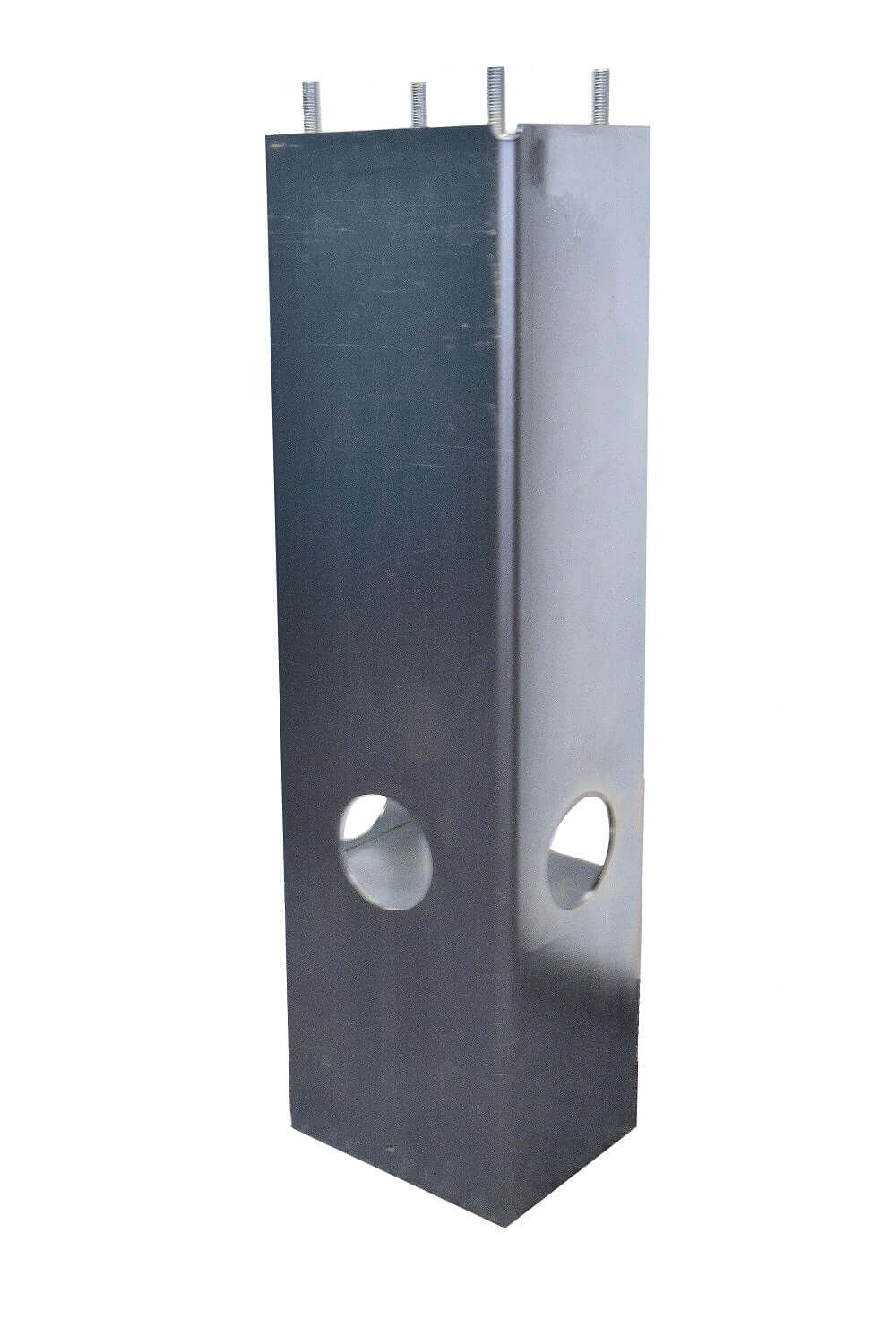 Een hoge, rechthoekige Sokkel voor EV Montagepaal van metaal, met vier bouten aan de bovenkant en twee grote ronde gaten aan de onderkant op aangrenzende zijden, staat rechtop tegen een witte achtergrond.