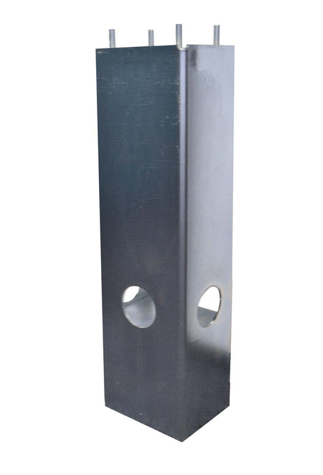 Een hoge, rechthoekige Sokkel voor EV Montagepaal van metaal, met vier bouten aan de bovenkant en twee grote ronde gaten aan de onderkant op aangrenzende zijden, staat rechtop tegen een witte achtergrond.