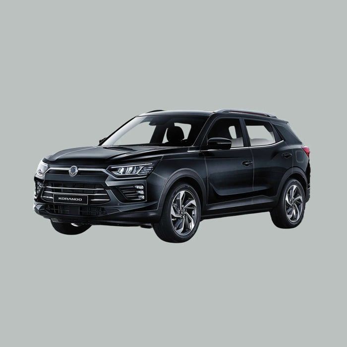 Een zwarte compacte SUV met strakke lijnen en moderne koplampen, getoond onder een driekwart fronthoek op een effen grijze achtergrond.
