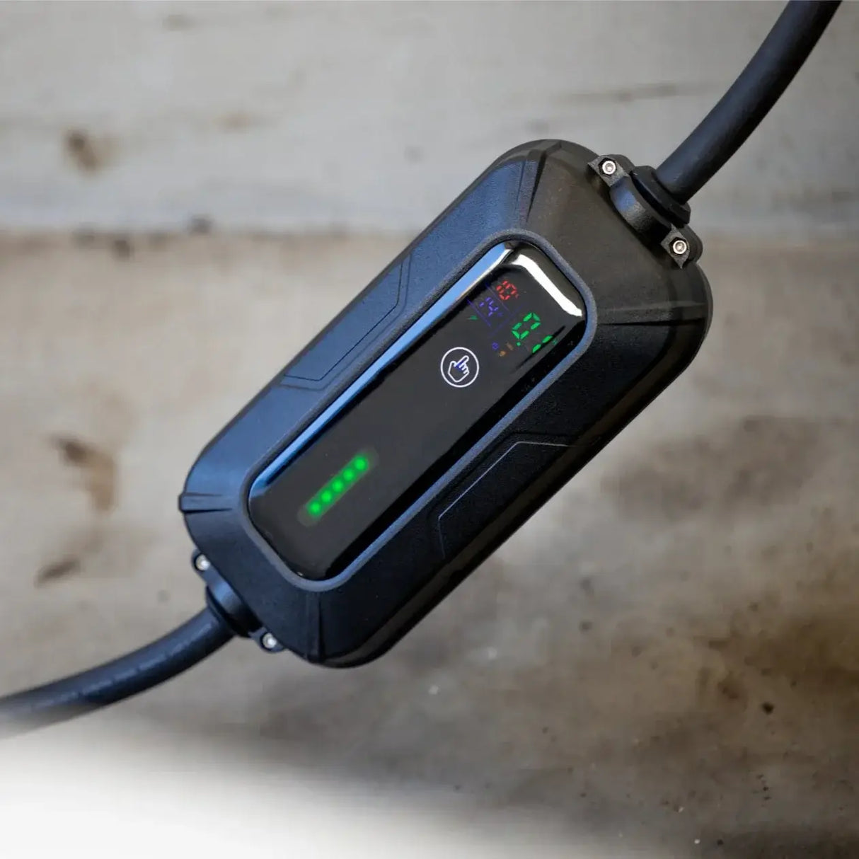 De 🇳🇱 Type 2 CEE 32A 3-Fase Mobiele Laadkabel Verstelbaar 22kW heeft groene LED-lampjes, een digitaal display en dikke kabels - ideaal voor het opladen van EV's met een hoog vermogen. Inclusief 3 jaar garantie en gemaakt in Nederland.