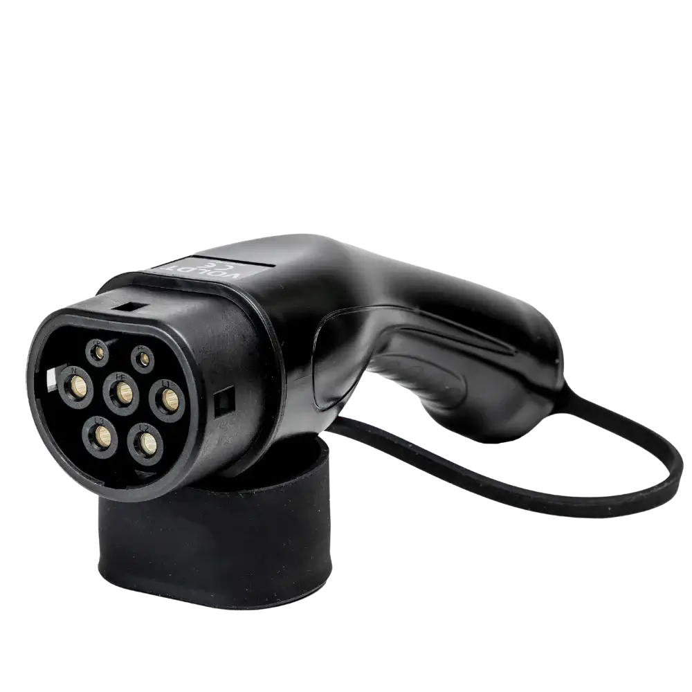 De 🇳🇱 Type 2 CEE 32A 3-Fase Mobiele Laadkabel Verstelbaar 22kW, een zwarte lader van Nederlandse makelij met metalen pinnen, heeft een gebogen handvat en een korte kabel voor efficiënt 3-fase opladen. Inclusief een zwarte standaard en 3 jaar garantie.