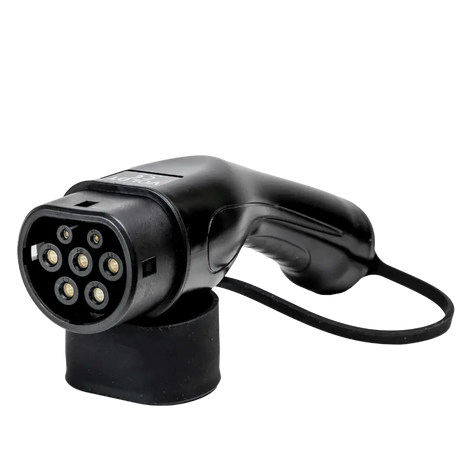 De 🇳🇱 Type 2 CEE 32A 3-Fase Mobiele Laadkabel Verstelbaar 22kW, een zwarte lader van Nederlandse makelij met metalen pinnen, heeft een gebogen handvat en een korte kabel voor efficiënt 3-fase opladen. Inclusief een zwarte standaard en 3 jaar garantie.