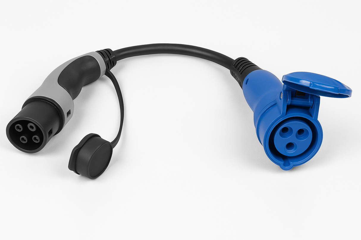 De Laadkabel Adapter T2 Male - CEE 1x16A is een zwart-grijze EV-adapter met een blauwe stekker en dop, afgebeeld op een witte achtergrond - ideaal voor het aansluiten van Type 2 op 230V CEE-apparaten.