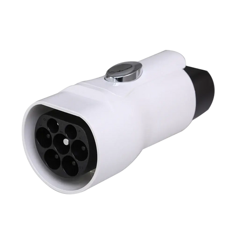 Een witte Adapter Type 2 (laadkabel) naar GBT (auto) met meerdere ronde pinnen en een zilveren knop bovenop, ontworpen voor elektrische auto opladen met GBT-laadpoort. Afgebeeld tegen een effen achtergrond.