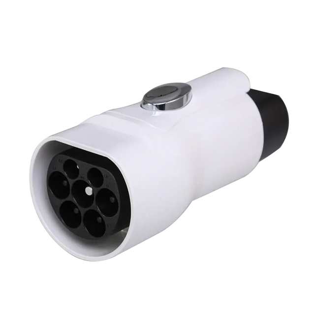 Een witte Adapter Type 2 (laadkabel) naar GBT (auto) met meerdere ronde pinnen en een zilveren knop bovenop, ontworpen voor elektrische auto opladen met GBT-laadpoort. Afgebeeld tegen een effen achtergrond.