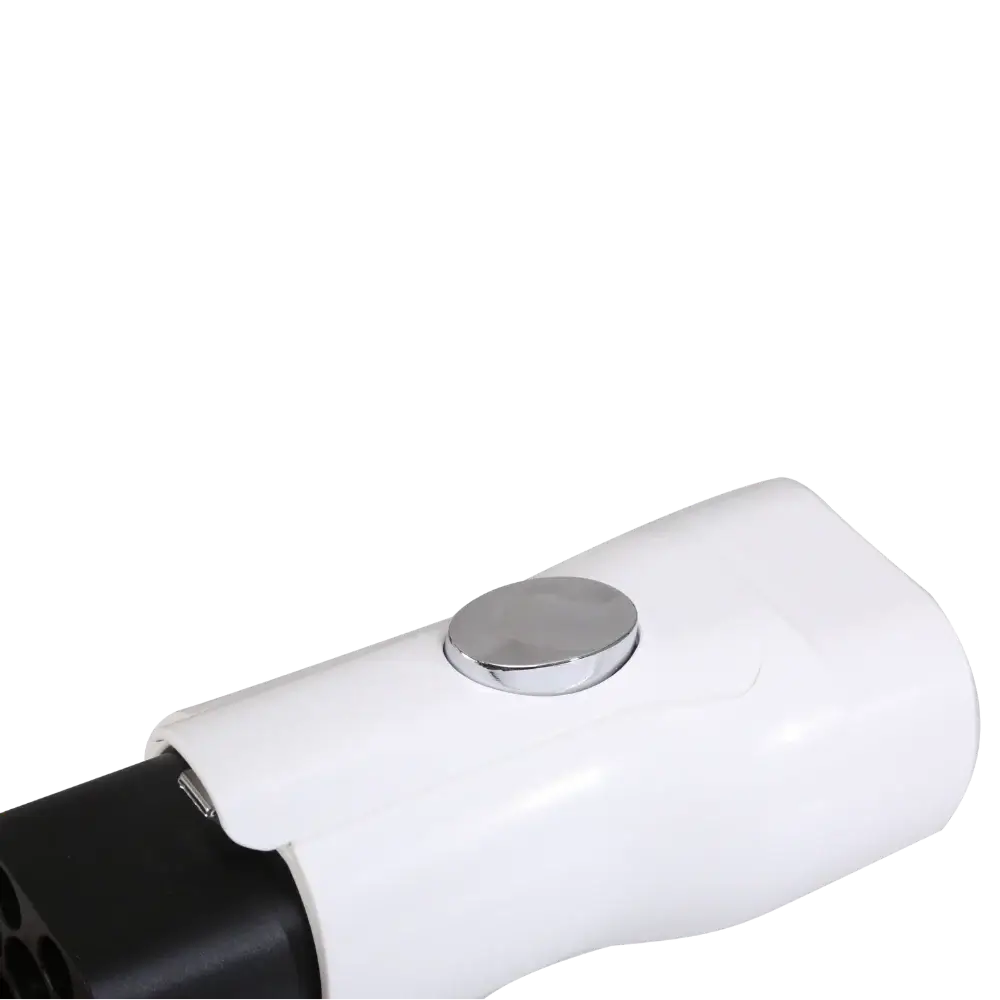 Close-up van een Adapter Type 2 (laadkabel) naar GBT (auto) in wit en zwart met een zilveren knop, ontworpen voor elektrische auto opladen, geïsoleerd op een witte achtergrond.