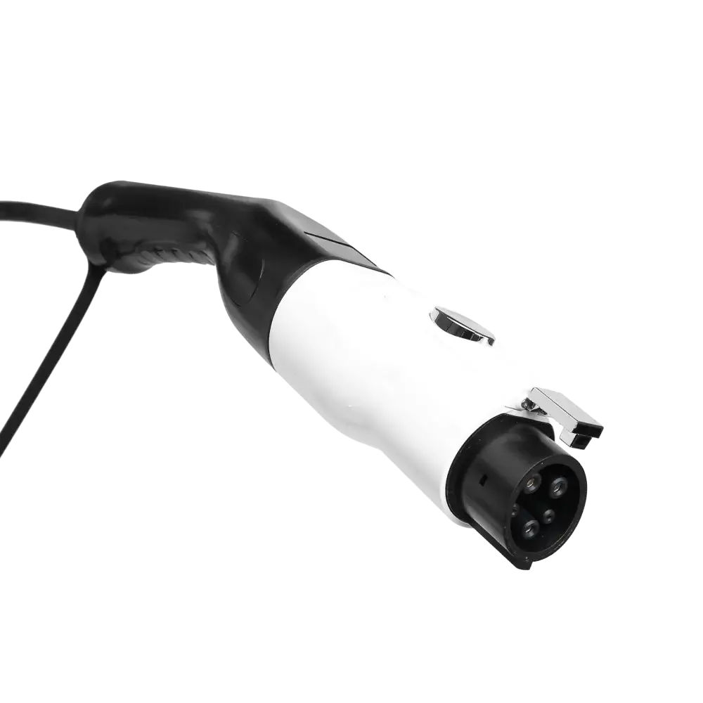 Een close-up van een zwart-witte Type 2 naar Type 1 adapter | J1772 EV laadadapter, met kabel bevestigd aan een J1772 laadconnector, geïsoleerd op een witte achtergrond.