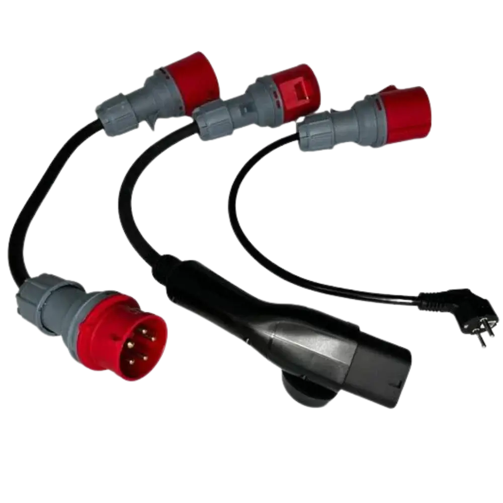 De 🇳🇱 VOLDT Booster EV Set 3-Fase 16A 11kW thuislader met multi-adapters heeft een zwarte kabel met drie grijze en rode industriële connectoren, een grote zwarte stekker en een standaard elektrische stekker - ideaal voor je elektrische auto.