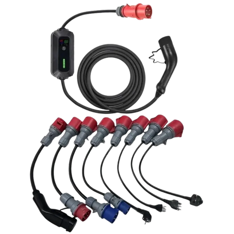 De 🇳🇱 VOLDT Booster Master Travelset is een zwarte mobiele EV-lader met bedieningskast en verwisselbare rode en blauwe adapters, een 22kW 3-fase professionele laadoplossing geschikt voor diverse stekkertypes.