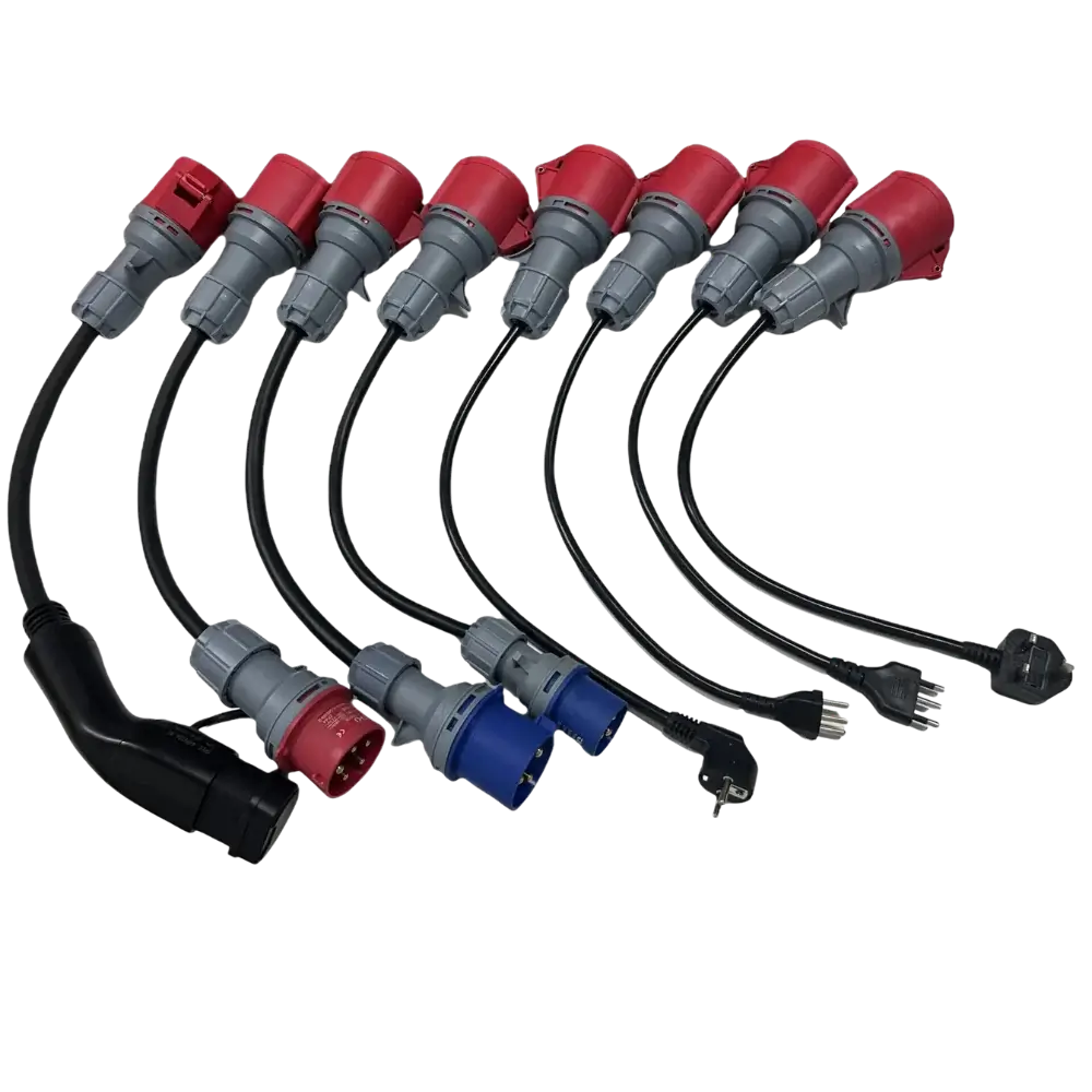 Zeven industriële stroomadapterkabels van de 🇳🇱 VOLDT Booster Master Travelset - 22kW 3-Fase Professionele Laadoplossing, elk met rode en blauwe stekkerverbindingen en ronde stekkers, zijn gerangschikt in een rij met verschillende stekkertypes.
