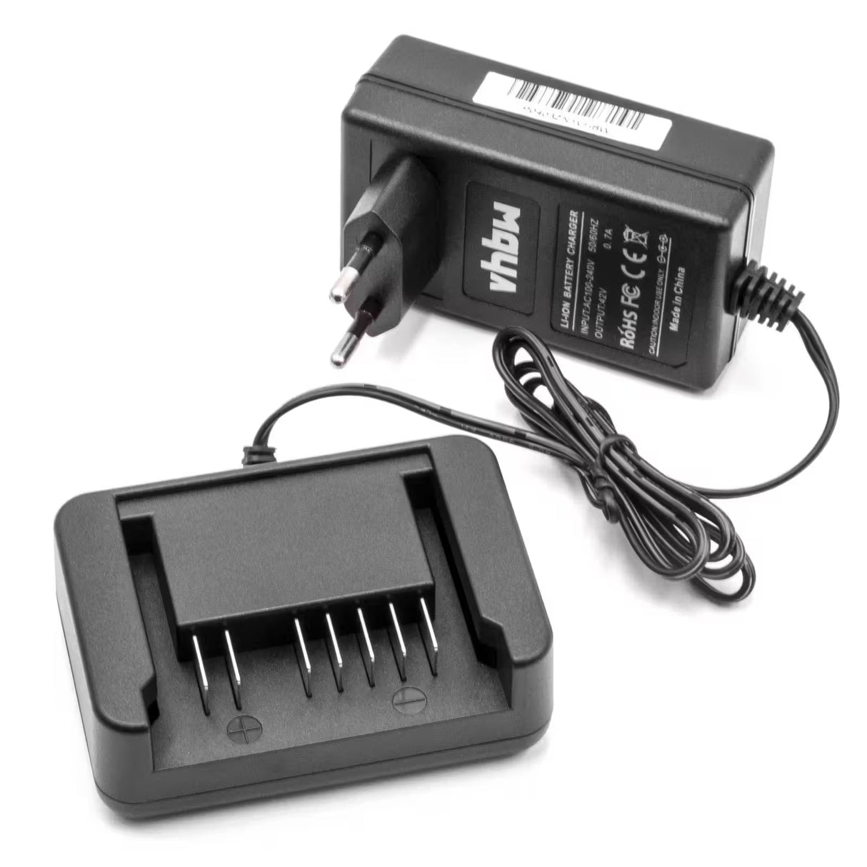A black Vervangende Acculader voor Hitachi 36V Li-Ion Accu's, compatibel met BSL3626 en 328036 batterijen, inclusief plug-in adapter met barcode en veiligheidslabels. Geschikt voor DH 36DL/36DAL gereedschap; vier metalen contacten voor opladen.