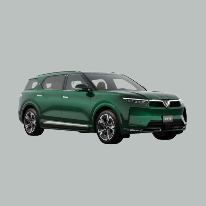 Een groene SUV met moderne styling en strakke lijnen, geparkeerd op een lichtgrijze achtergrond, gezien vanaf de linker voorkant. Het voertuig heeft opvallende koplampen en lichtmetalen velgen.