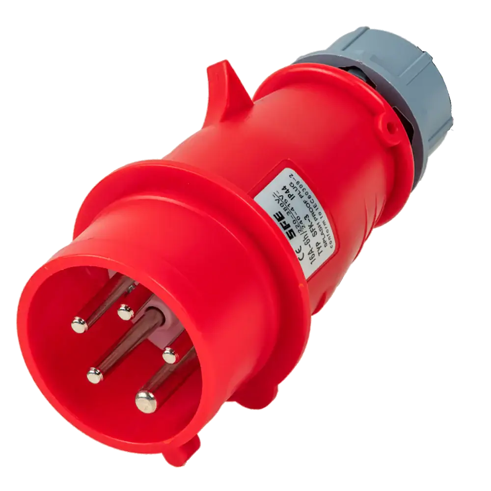 Een rode industriële stekker met vijf metalen pinnen en een grijze vergrendelring, ideaal voor gebruik met de 🇳🇱 Voldt 11kW 3-fase mobiele EV-lader | NL product | 3 jaar garantie. Aan de zijkant zit een label met specificaties.