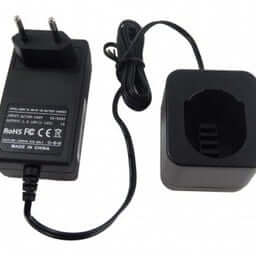 Een zwarte DeWalt lader 7,2V-18V voor Ni-Cd/Ni-MH accu's, compatibel met DC9071, DC9096, A9252, DE9094, 152250-27, voorzien van een tweepolige stekker en rechthoekige oplaadbasis met vermelding van specificaties en certificeringen.