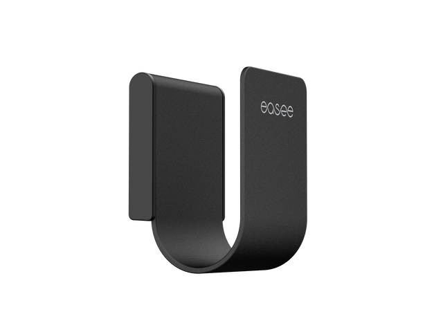 Een zwarte Easee kabelhouder uit de Easee kabelhouder Wit/Rood/Zwart/Chrome serie, minimalistisch vormgegeven met een afgeronde onderkant, gemaakt van roestvrij staal en met "easee" in wit gedrukt op de bovenzijde. Ideaal voor het opbergen van een laadkabel.