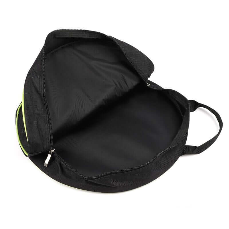 De Luxe opbergtas voor laadkabels is een zwarte, ronde tas met rits en handvat, met groene bies. Het ruime interieur houdt je laadaccessoires georganiseerd en beschermd in een handomdraai.