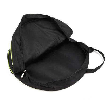 De Luxe opbergtas voor laadkabels is een zwarte, ronde tas met rits en handvat, met groene bies. Het ruime interieur houdt je laadaccessoires georganiseerd en beschermd in een handomdraai.