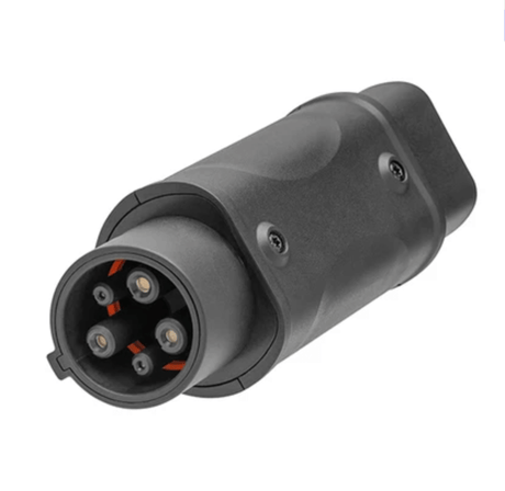 Een close-up van de Verloop type 2 Mennekes naar type 1 Yazaki voor elektrische autoconnector, met vier metalen pinnen in een rond zwart uiteinde, geïsoleerd op wit - alleen gebruikt bij Europese laadpalen.